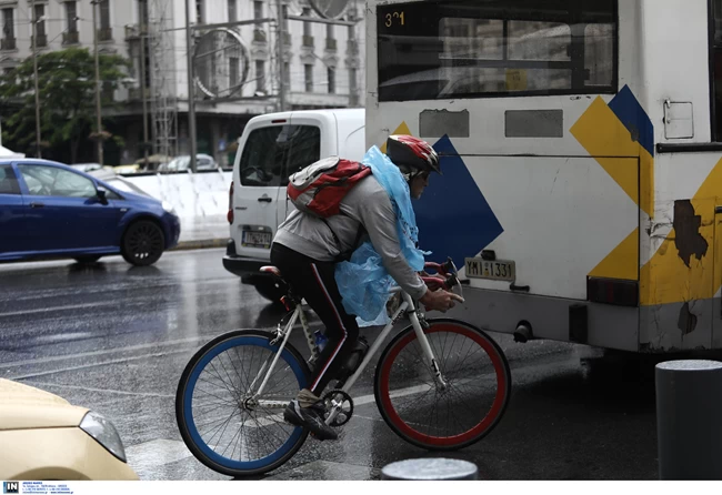 Εικόνες από τη μπόρα στο κέντρο της Αθήνας