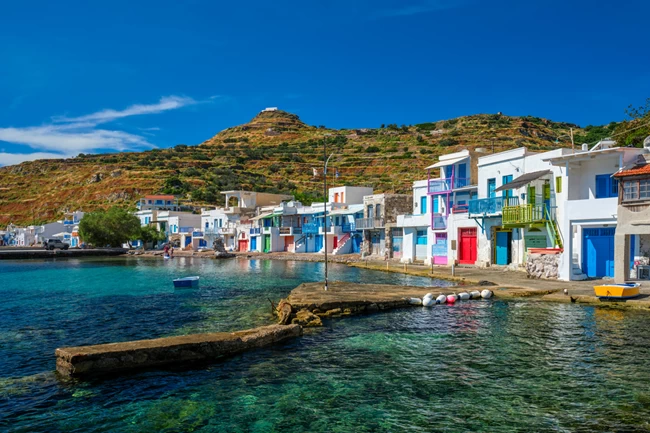 Το ανέγγιχτο ελληνικό νησί με τα πιο γαλάζια νερά των Κυκλάδων που αποθεώνει η "Figaro"