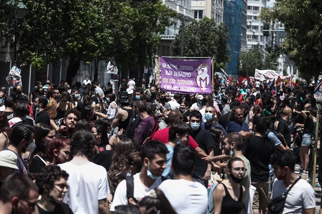 Μεγάλες συγκεντρώσεις στο κέντρο της Αθήνας κατά του εργασιακού νομοσχεδίου [εικόνες - βίντεο]