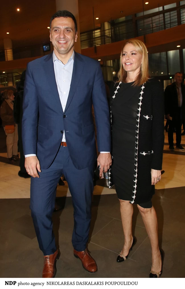 Τζένη Μπαλατσινού: Σε γιορτινό mood η εγκυμονούσα - Στόλισε το δέντρο τους