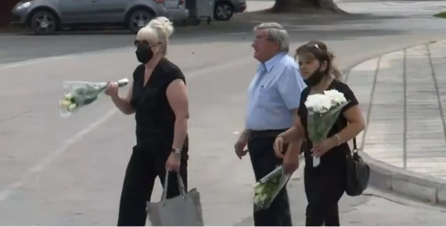 Περιστέρι: Ανείπωτη θλίψη και οργή στην κηδεία της 17χρονης που βρέθηκε νεκρή στο σπίτι της στο Περιστέρι