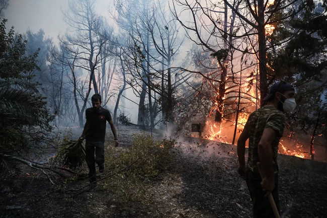 Φωτιά στη Βαρυμπόμπη: Κάηκαν σπίτια, κινδύνευσαν άνθρωποι - Σκληρή μάχη τη νύχτα σε 3 πύρινα μέτωπα