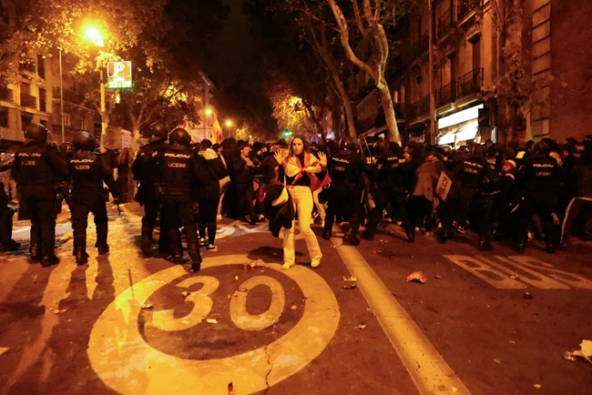 Πώς η απόφαση του Σάντσεθ να δώσει αμνηστία στους Καταλανούς ηγέτες προκάλεσε έκρηξη της ακροδεξιάς στην Ισπανία