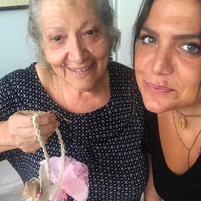 Δανάη Μπάρκα: Ποζάρει με τη χτυπημένη γιαγιά της - "Ακόμα κλαίω"