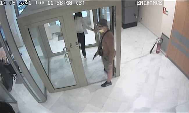 Ληστεία στην τράπεζα στη Μητροπόλεως: Βίντεο ντοκουμέντο από τη σύλληψη του 33χρονου δραπέτη με το καλάσνικοφ