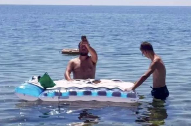 Σάλος στην Ιταλία με ιερέα που έκανε λειτουργία μέσα στη θάλασσα - Μετέτρεψε φουσκωτό στρώμα σε Αγία Τράπεζα ΙΤΑΛΙΑ ΙΕΡΕΑΣ ΘΑΛΑΣΣΑ