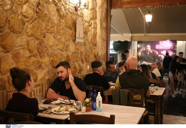 Πρώτη νύχτα ελευθερίας για τους εμβολιασμένους: Με ζωντανή μουσική και χωρίς περιορισμούς - Αυστηροί έλεγχοι [Εικόνες]