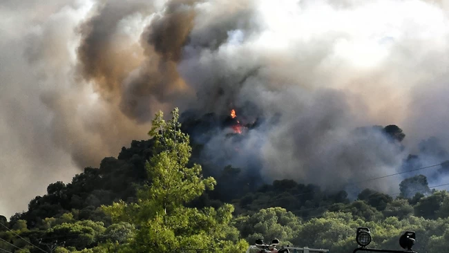 Μάχη με τις φλόγες σε 49 μέτωπα το τελευταίο 24ωρο - Υψηλός κίνδυνος πυρκαγιάς τη Δευτέρα σε Αττική και ακόμη οκτώ περιοχές