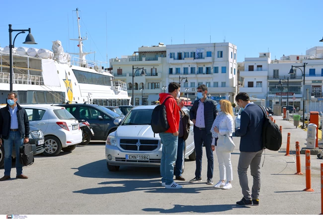 Χαλαρός στη Νάξο με κόκκινο μπουφάν, τζιν και αθλητικά ο Βασίλης Κικίλιας - Γατί πήρε "σβάρνα" τα νησιά ο Υπουργός Υγείας