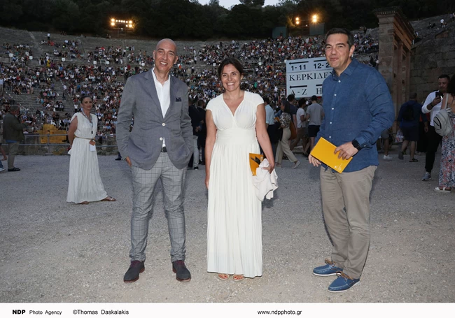 Μπέτυ Μπαζιάνα: Με αρχαιοελληνικό look στην Επίδαυρο - Το φόρεμα με τις πτυχώσεις και τα λιτά αξεσουάρ Μπέτυ Μπαζιάνα: Με αρχαιοελληνικό look στην Επίδαυρο - Το φόρεμα με τις πτυχώσεις και τα λιτά αξεσουάρ