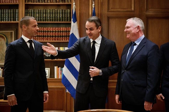 Συνάντηση Μητσοτάκη με τον πρόεδρο της UEFA στο Μαξίμου: Έπεσαν οι υπογραφές στο Μνημόνιο
