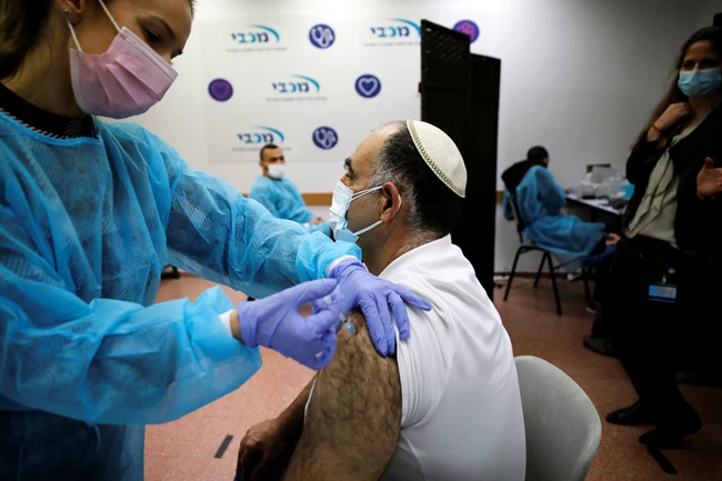 Εμβόλιο κορονοϊού: Πώς το Ισραήλ "βάζει τα γυαλιά" στην Ευρώπη με 150.000 εμβολιασμούς καθημερινά