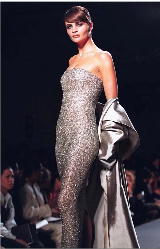 Supermodel στα 53 της η Έλενα Κρίστενσεν: Δείχνει το θεϊκό κορμί της και αφήνει ελάχιστα στη φαντασία