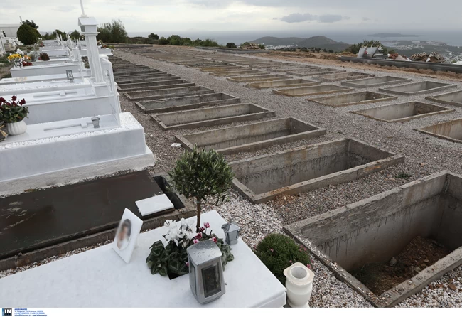 Κορονοϊός: Εικόνες σοκ από το νεκροταφείο Βούλας - Βάρης - Βουλιαγμένης - Ανοίγουν συνεχώς νέοι τάφοι για τους νεκρούς