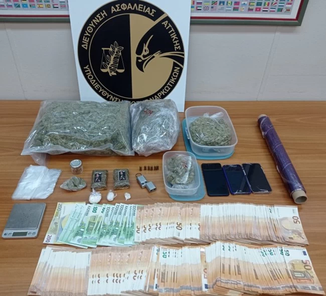 Είχαν τυλίξει ναρκωτικά με αφίσες του "Νονού" - Τους έπιασαν στην Αργυρούπολη και το Ελληνικό