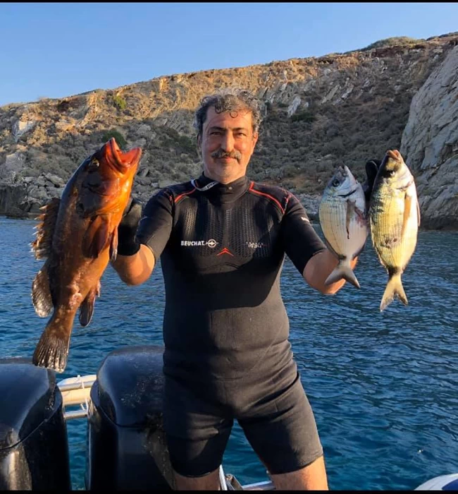 Ψαρεύει ...ροφούς στη νότια Κρήτη ο Παύλος Πολάκης [εικόνες]