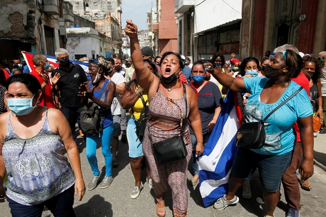 Πρωτοφανείς αντικυβερνητικές διαδηλώσεις στην Κούβα: "Κάτω η δικτατορία" [εικόνες]