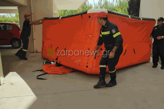 Χανιά: Γυναίκα απειλεί να πέσει από τον τρίτο όροφο πολυκατοικίας - Με ειδικό στρώμα στο σημείο η Πυροσβεστική