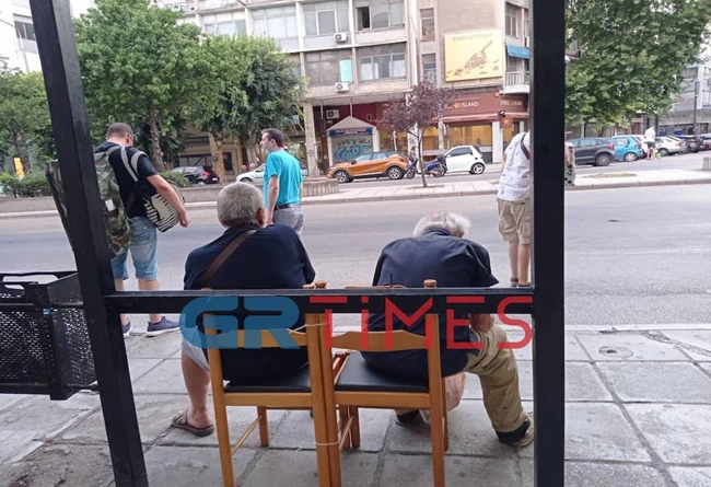 Θεσσαλονίκη: Έδεσαν καρέκλες σε στάση λεωφορείου για να μπορούν να κάθονται [εικόνες]