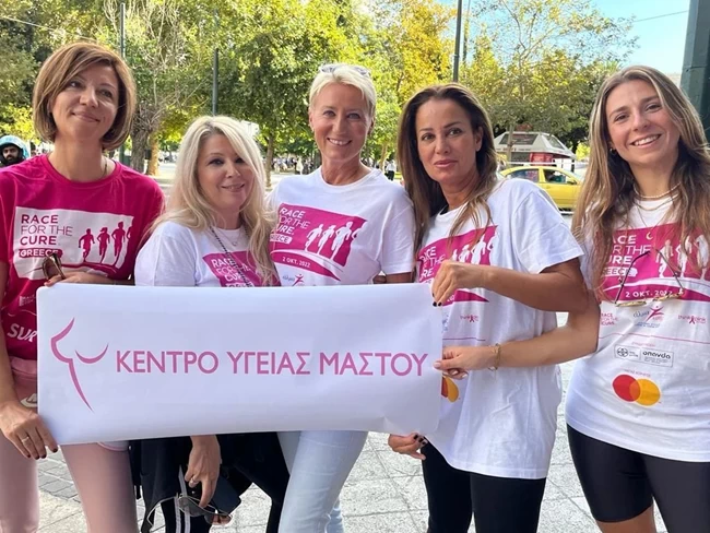 Νατάσα Παζαΐτη: Η σπάνια εμφάνιση με skinny jean, t-shirt και sneakers στο Ζάππειο