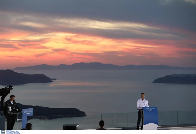 Το μήνυμα Μητσοτάκη από την μαγευτική Σαντορίνη: Δεν θα υπάρξει νέο lockdown, η Ελλάδα είναι ασφαλής χώρα