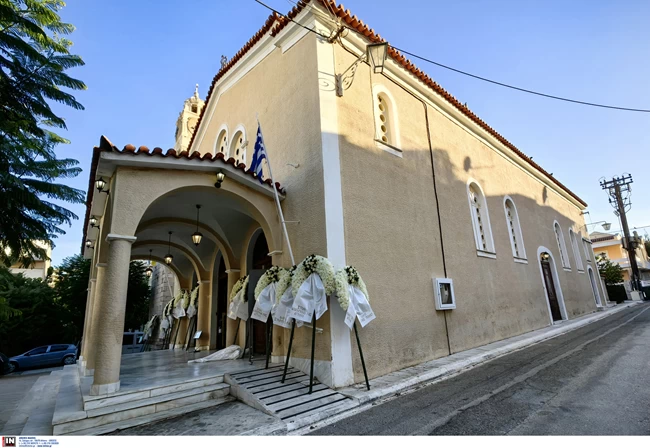 Πένθος στο Ναύπλιο: Συντετριμμένοι οι γονείς στην κηδεία του 14χρονου - Εκατοντάδες μαθητές δίπλα από το λευκό φέρετρο ΝΑΥΠΛΙΟ ΚΗΔΕΙΑ 14ΧΡΟΝΟΥ