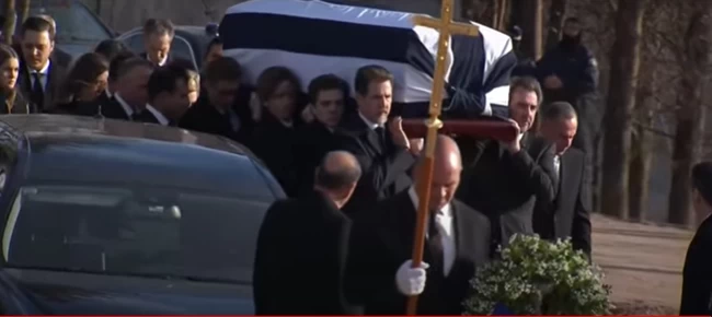 Ο τέως βασιλιάς Κωνσταντίνος οδηγήθηκε στην τελευταία του κατοικία στο Τατόι - Δίπλα στους τάφους των προγόνων του