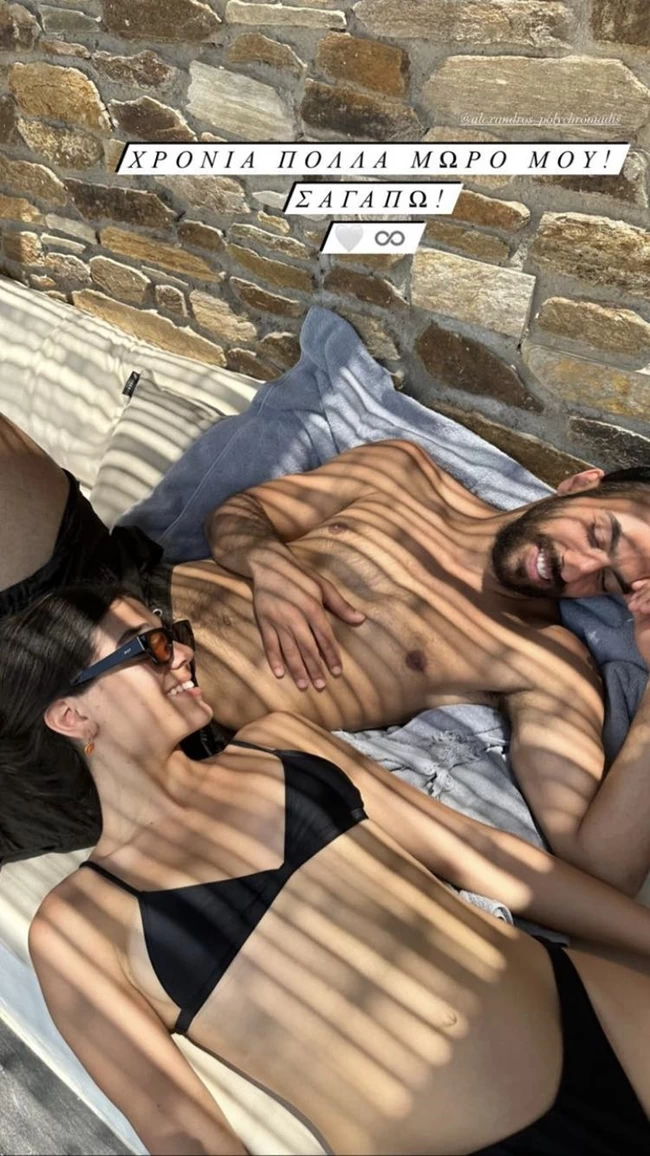 Μελίνα Νικολαΐδη: Βραδινή έξοδος με μαύρο deux pieces και ιδιαίτερα φλατ σανδάλια με ασημί λεπτομέρειες