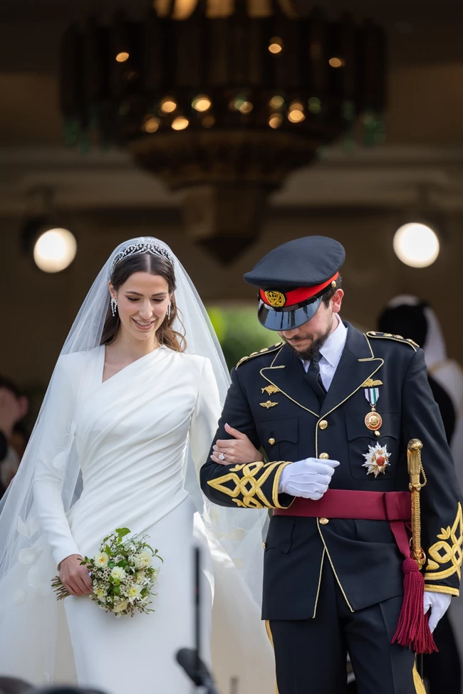 Στιλιστική κόντρα νύφης - πεθεράς: Η βασίλισσα Ράνια και το fashion forward look της νύφης της που την αντιγράφει