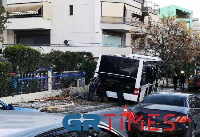 Καλαμαριά: "Τρελή" πορεία ακυβέρνητου λεωφορείου - Συγκρούστηκε με ταξί - Ενας τραυματίας