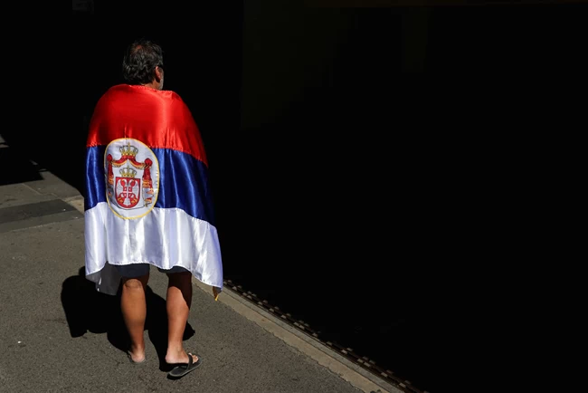 Οπαδός Τζόκοβιτς με σημαία