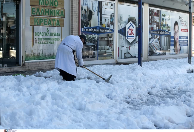 Αδιάβατοι οι δρόμοι από τα χιόνια στα προάστια: Εξαλλοι οι κάτοικοι με τους δημάρχους, έπιασαν μόνοι τους τα φτυάρια [εικόνες]