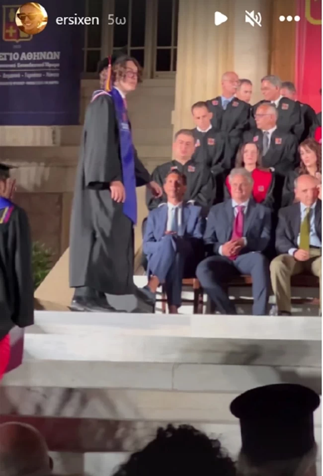 Κωνσταντίνος Μαρκουλάκης - Έρση Ξενάκη: Περήφανοι και συγκινημένοι στην αποφοίτηση του γιου τους από το Κολλέγιο Αθηνών Μαρκουλάκης