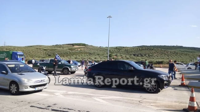 Καμένα Βούρλα: Έκλεισαν την Εθνική οι κάτοικοι