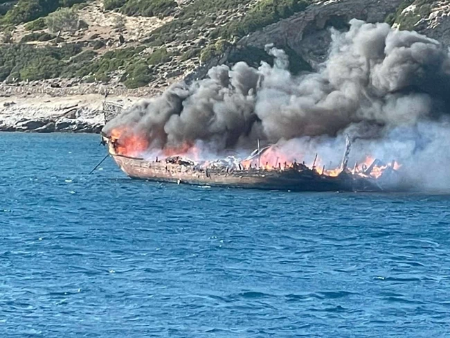 Ρόδος: Βίντεο ντοκουμέντο από ελικόπτερο με το τουριστικό πλοιάριο να έχει τυλιχθεί στις φλόγες