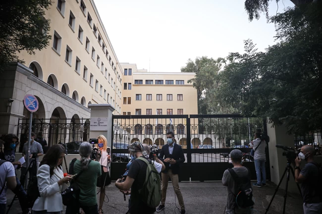 Σοκ στη Μονή Πετράκη: 37χρονος ιερέας έριξε βιτριόλι σε επτά Μητροπολίτες - Σοβαρά τραυματισμένοι οι τρεις