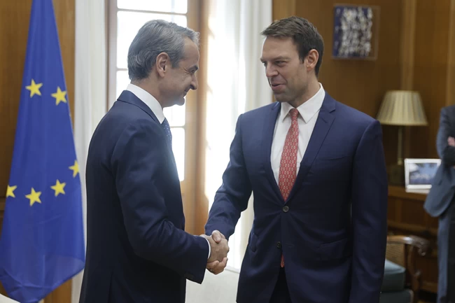 Χαμόγελα, αμηχανία και ανοιχτές πόρτες: Τι συζήτησαν Μητσοτάκης - Κασσελάκης στην πρώτη τους συνάντηση