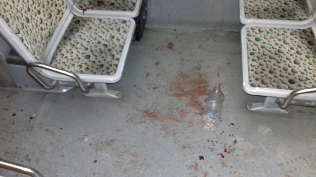 Εικόνες σοκ: Μπήκαν σε λεωφορείο και μαχαίρωσαν άνδρα στον Διόνυσο