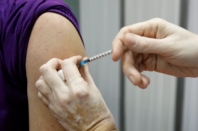 Πιερρακάκης: Με προτεραιότητα οι μαθητές στα self test - Ρεκόρ ημερήσιων εμβολιασμών