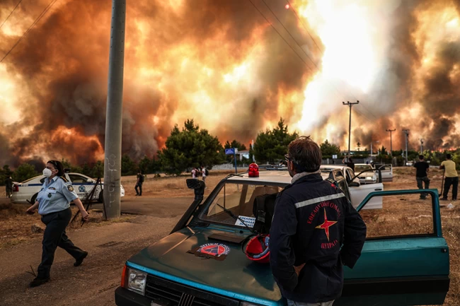 Πώς φτάσαμε στον πύρινο εφιάλτη: Η έλλειψη συντονισμού και η επιλογή να σωθεί η Αττική αντί για την βόρεια Εύβοια