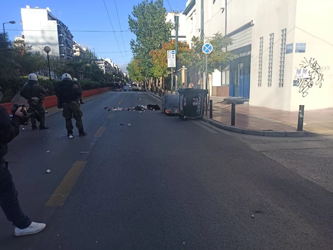 Επεισόδια έξω από την ΑΣΟΕΕ - Οδοφράγματα και πετροπόλεμος με τα ΜΑΤ