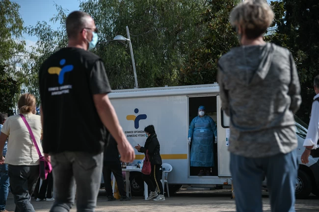 Κορονοϊός: Συναγερμός στο Περιστέρι - 31 κρούσματα με μέση ηλικία τα 35 έτη