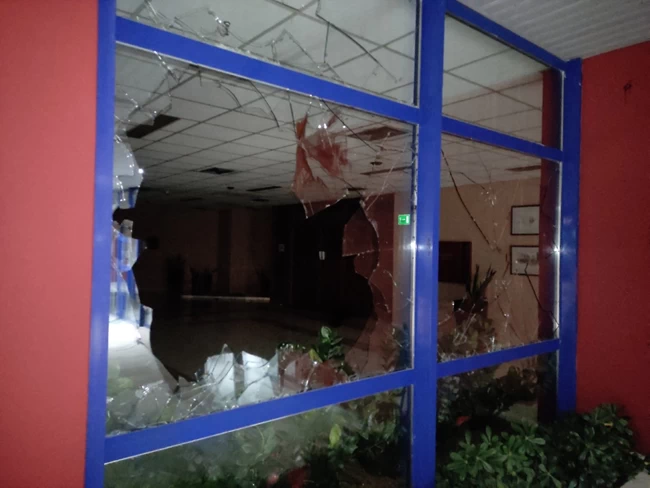 Πολυτεχνείο: Αντεξουσιαστές κατέστρεψαν το Κτίριο Διοίκησης– Πέταξαν μπογιές και έσπασαν τζάμια