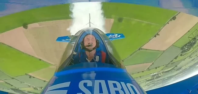 Εντυπωσιακό: Συνταξιούχος πιλότος κάνει στον αέρα τα "κόλπα" από το Top Gun - Εχει φτιάξει ο ίδιος το αεροπλάνο του