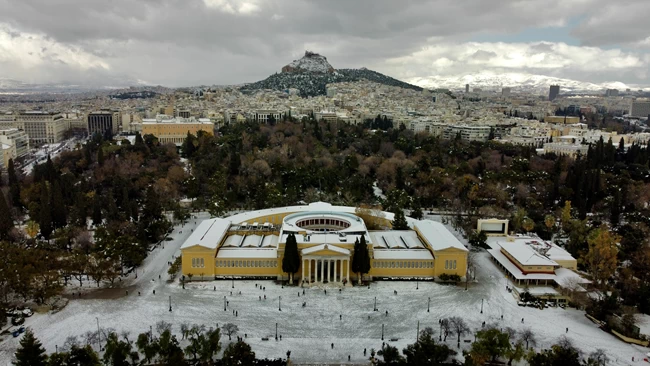 Eντυπωσιακές φωτογραφίες του δημοσιογράφου Μανώλη Σαλούρου από τη χιονισμένη Αθήνα της κακοκαιρίας "Ελπίς"
