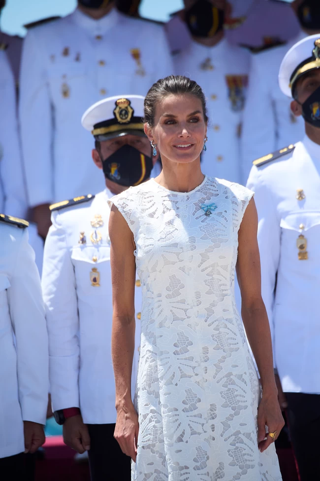 Βασίλισσα Λετίσια: Η πιο fashion forward βασίλισσα της Ευρώπης κατέρριψε και πάλι τα πρωτόκολλα