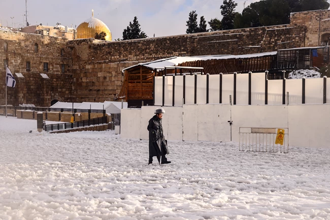 Σπάνια χιονοθύελλα και στο Ισραήλ: Στα "λευκά" η Ιερουσαλήμ - Προβλήματα στους δρόμους [εικόνες]
