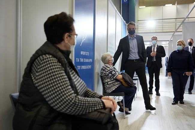 Κορονοϊός: Έκανε την 3η δόση ο Μητσοτάκης - "Ας ακούσουμε επιτέλους τους επιστήμονες, να εμβολιαστούμε" [Εικόνες]