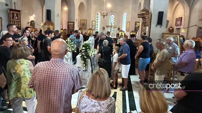 Blue Horizon: Με πανό το τελευταίο αντίο στον 36χρονο Αντώνη - Λιποθύμησαν συγγενείς του στην εκκλησία [εικόνες]