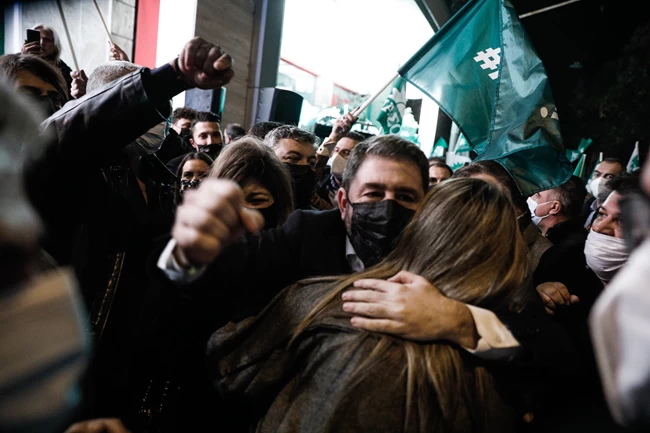 Ο Νίκος Ανδρουλάκης πανηγυρικά 6ος πρόεδρος του ΠΑΣΟΚ - Γιατί είναι διπλή η νίκη του απέναντι στον Γιώργο Παπανδρέου